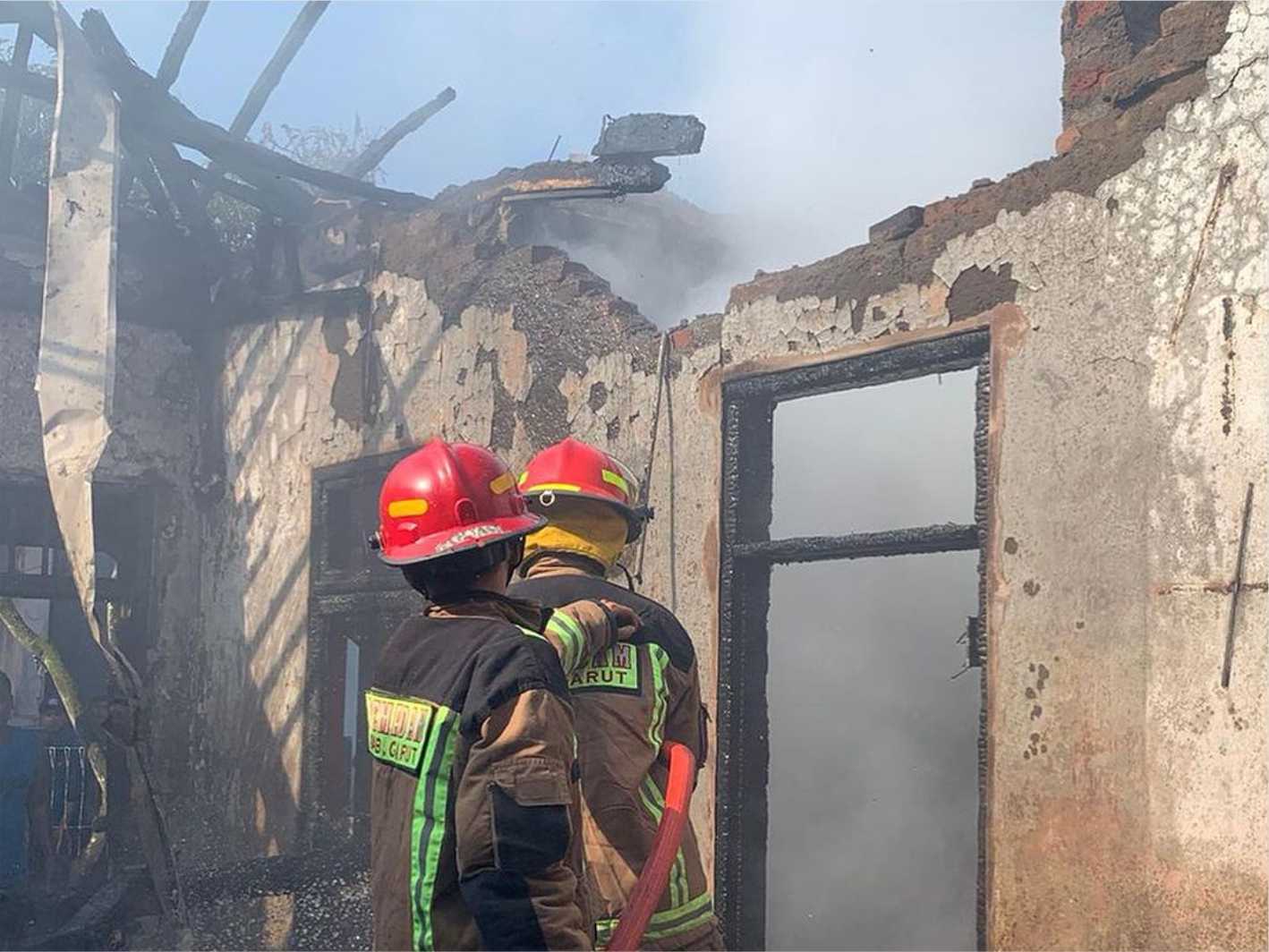 Diduga Akibat Korsleting Listrik, Sebuah Rumah di Tarogong Kaler Garut Terbakar Habis Tidak Tersisa